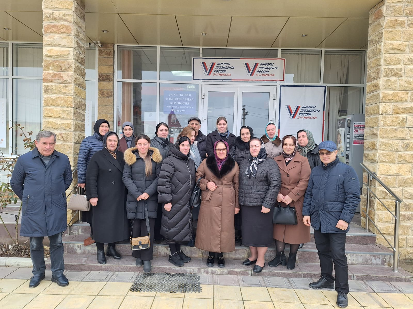 Работники центра социального обслуживания населения дружно, всем коллективом, пришли на избирательный участок и выполнили свой гражданский долг.